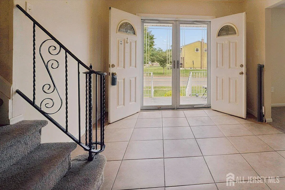 4 bed, 2.5 bath, 2321 sqft, $4,200 — Photo 4