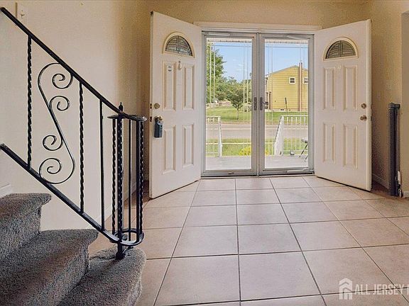 4th image of 56 Gramercy Dr