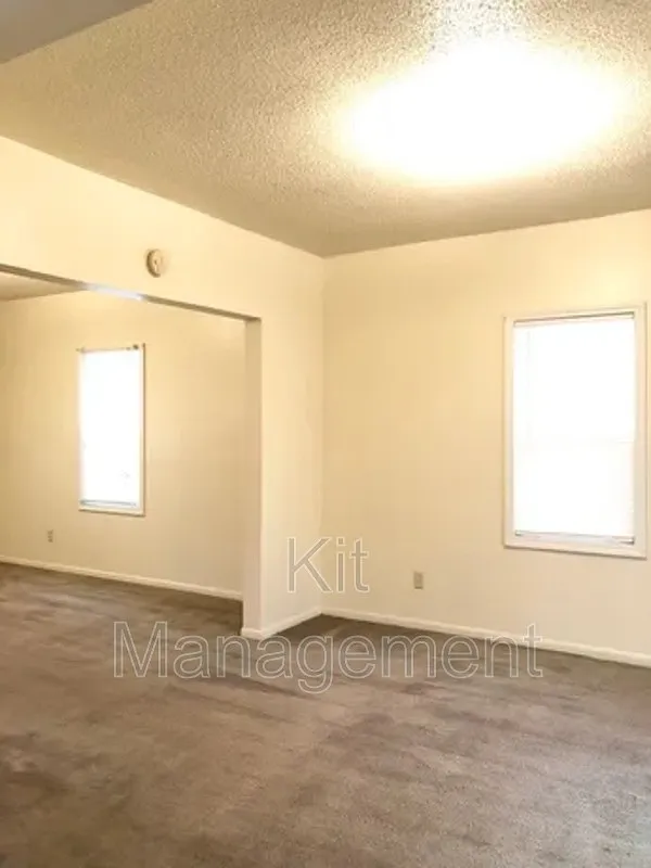 Charming 3-Bed Home with Fenced Yard South End of Toledo 842 Toronto Avenue — Photo 3