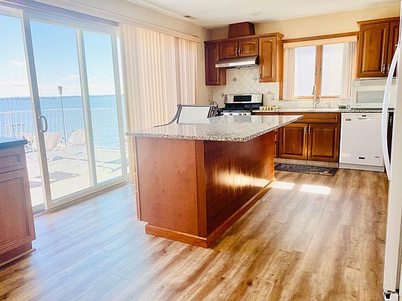 3rd image of 828 Dean Ave Floor 3