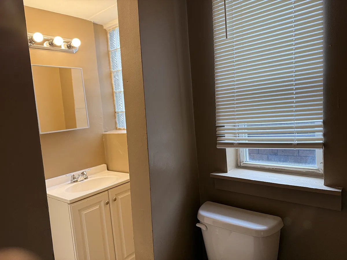 Building Photo - 8833 S Exchange Ave #3F