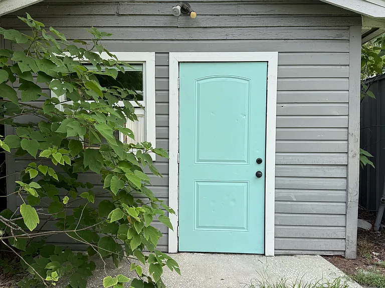 211 W Kirby St — Photo 15