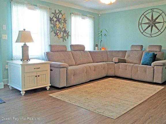 4th image of 1009 Beachwood Blvd