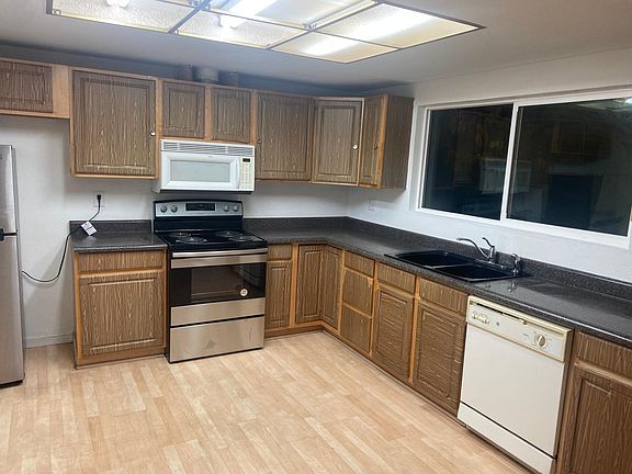 3rd image of 8660 Hallboro Ct