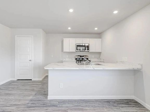 3rd image of 618 Juniper St