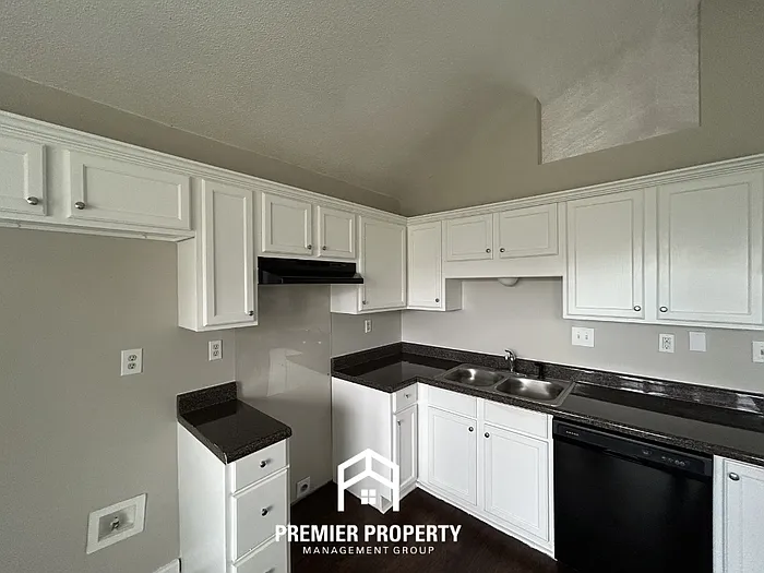 2563 Waverly Dr — Photo 5