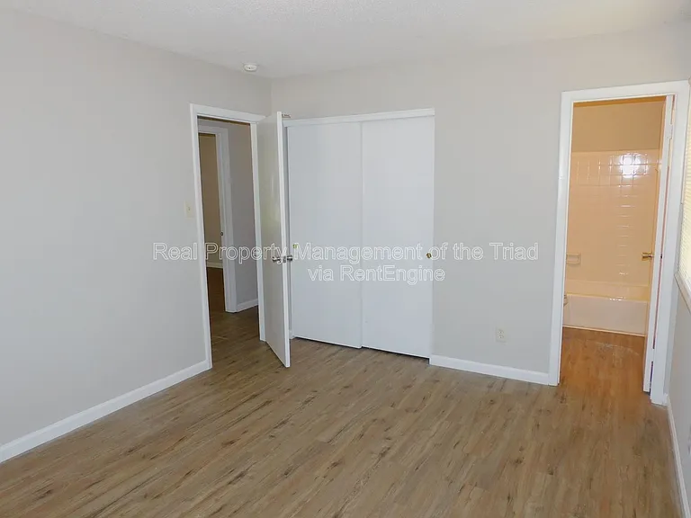 4921 Chaucer Dr — Photo 11