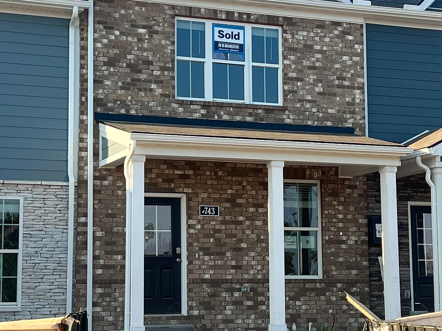3 bed, 2.5 bath, 1363 sqft, $2,200 — Photo 1