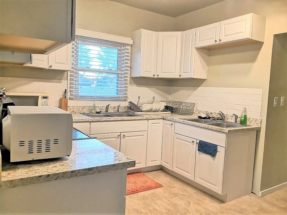 7 bed, 2600 sqft, $570 — Photo 3