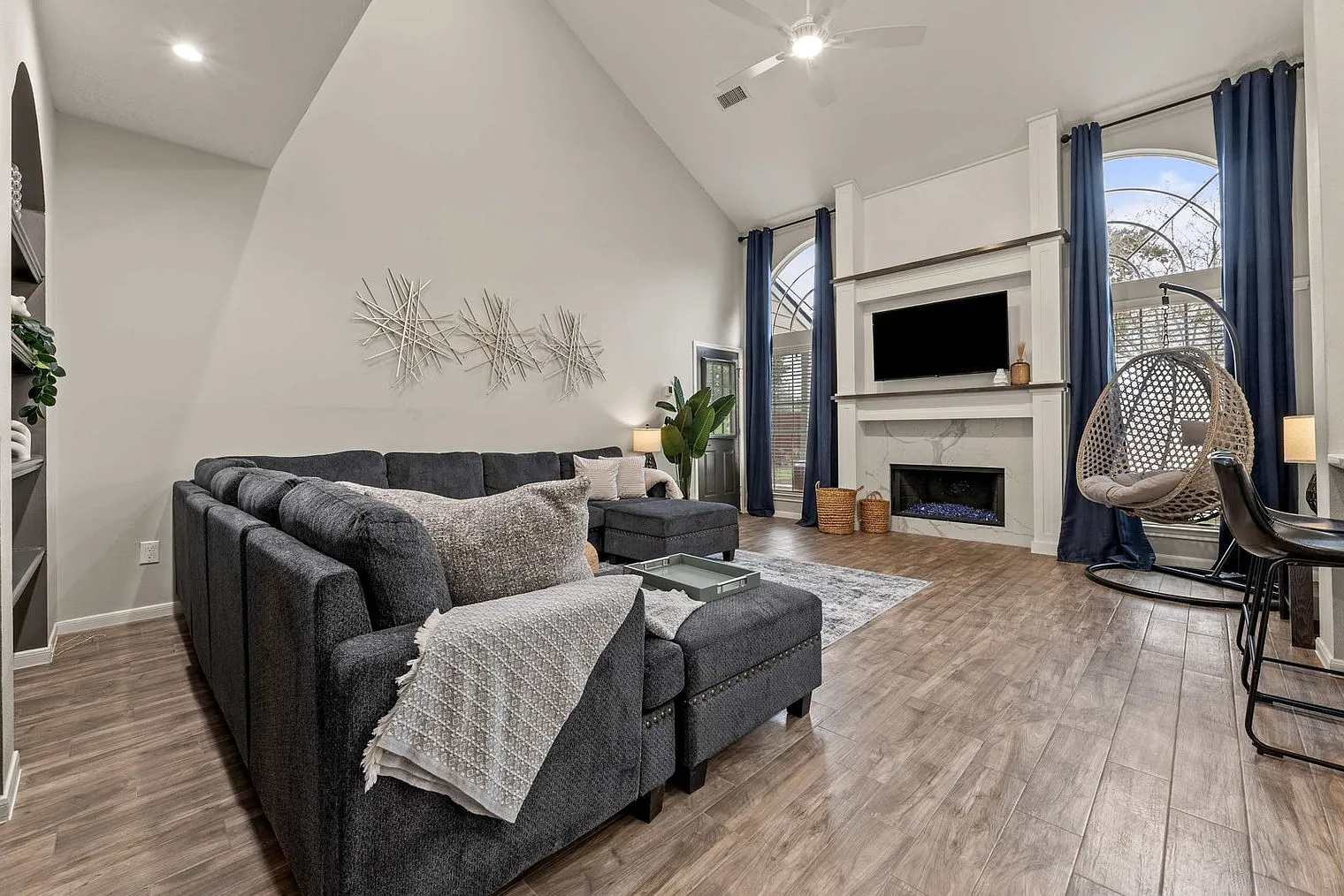 6 bed, 3.0 bath, 2949 sqft, $11,454 — Photo 3