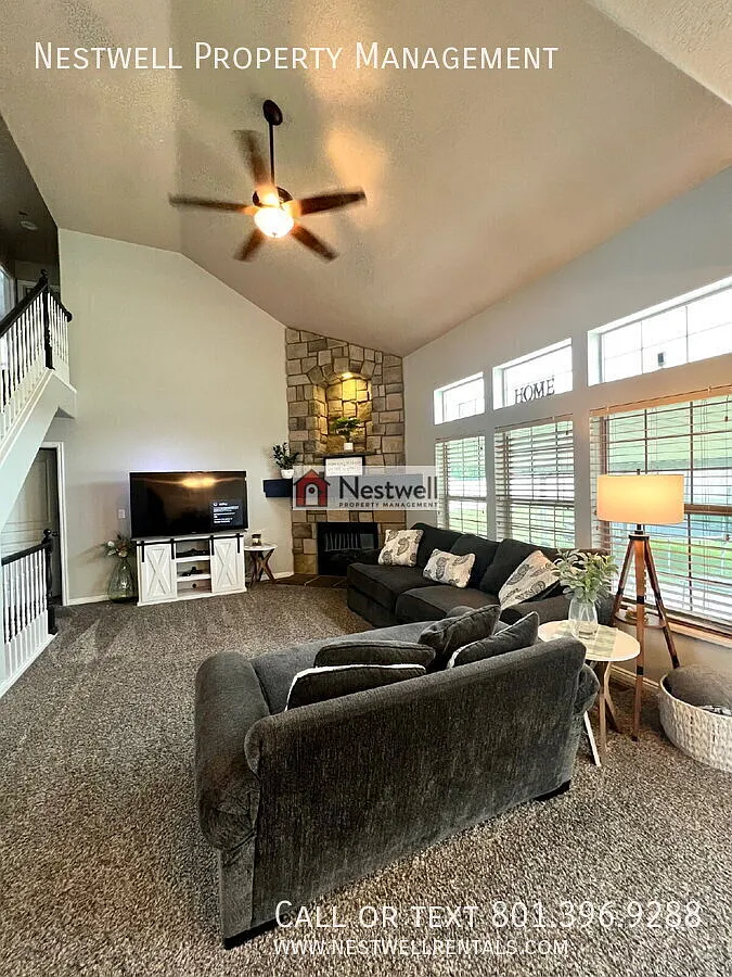 Exquisite 5-bed Home in Roy — Photo 4