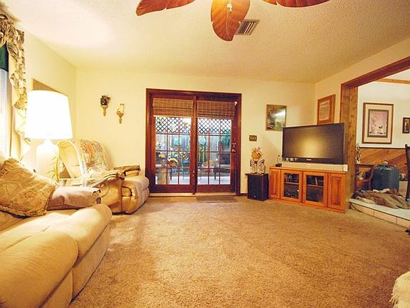 4th image of 605 Fairmont Dr
