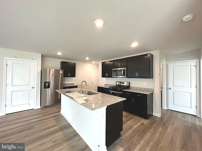 124 Charing Cross Dr — Photo 2