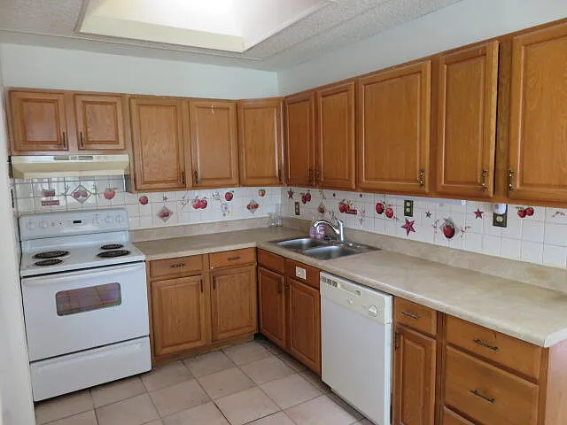 134 NW Peach St — Photo 6