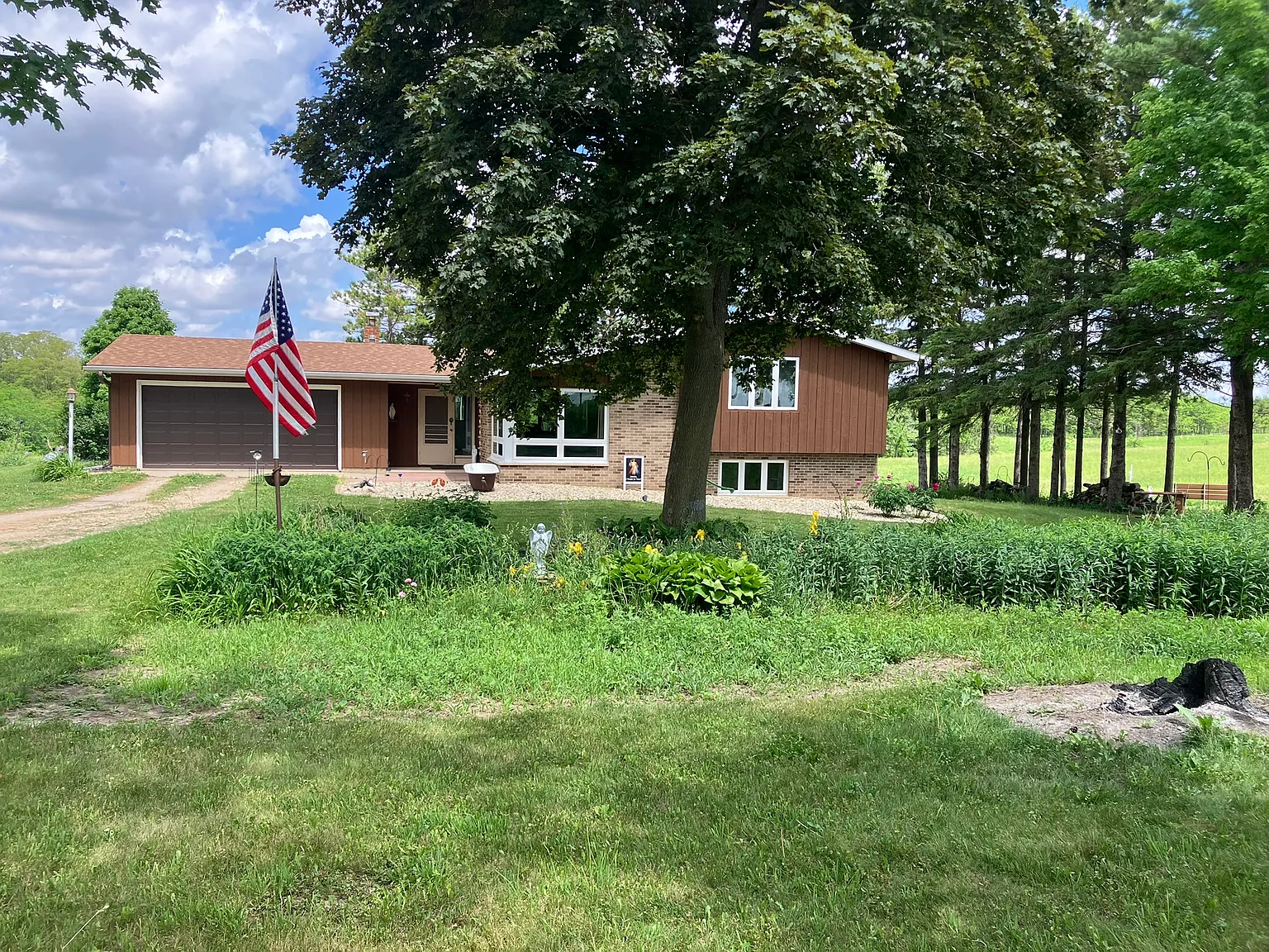 4 bed, 1975 sqft, $2,100 — Photo 1