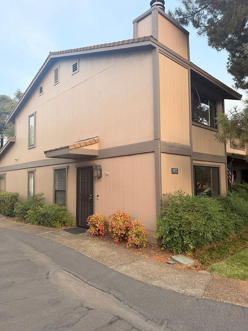 2-tbedroom, 2-bath home in Redding — Photo 1