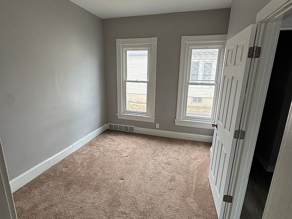 4th image of 1036 Hayes Ave