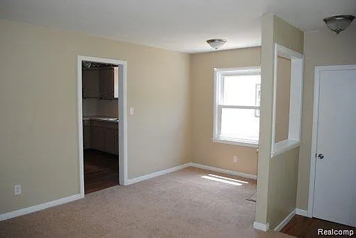 3 bed, 1.0 bath, 1000 sqft, $1,200 — Photo 4