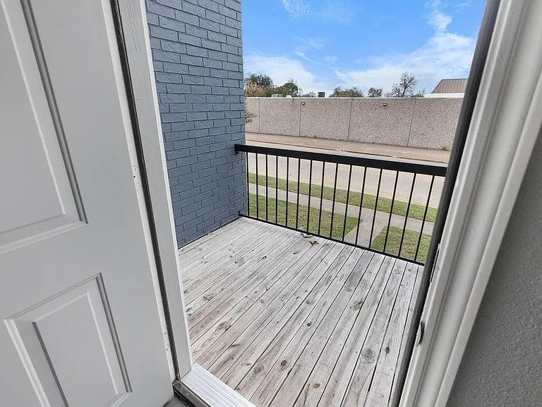 705 W Crawford St #709 — Photo 13