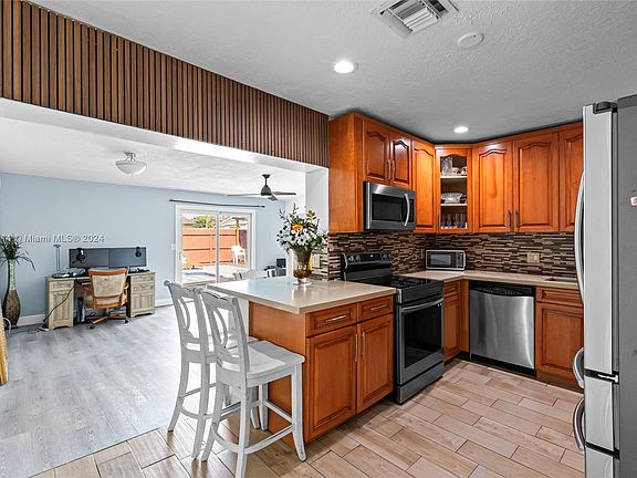 4th image of 6471 SW 15th Ct