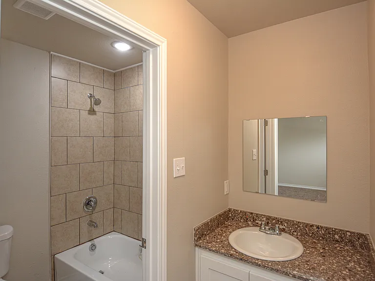 Woodlawn Apartments — Photo 22