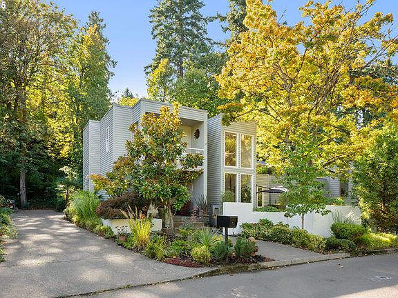 3rd image of 2904 SE Berkeley Pl