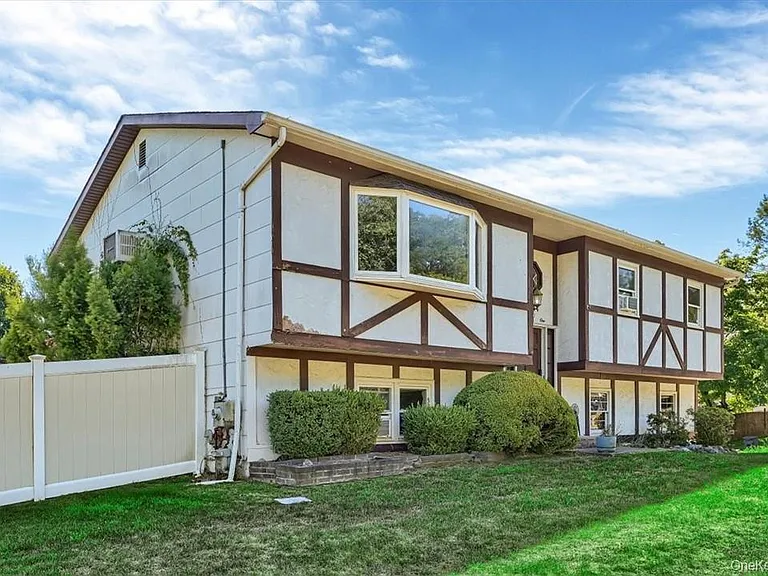 31 Gleason Dr — Photo 2