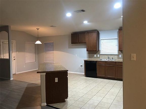 4th image of 214 Foxglove Dr