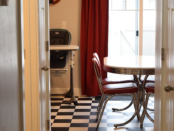 Hallway to dining/Kitchen