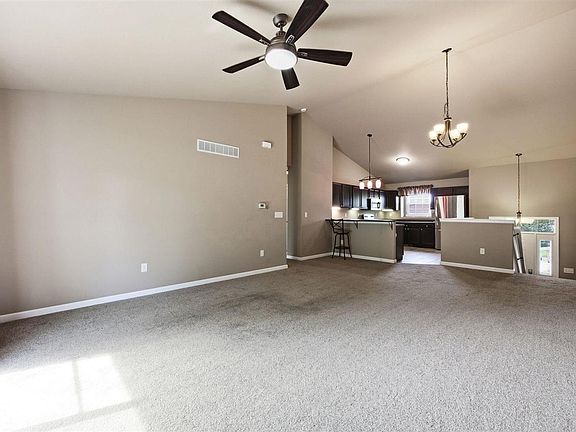 5th image of 105 Pedersen St