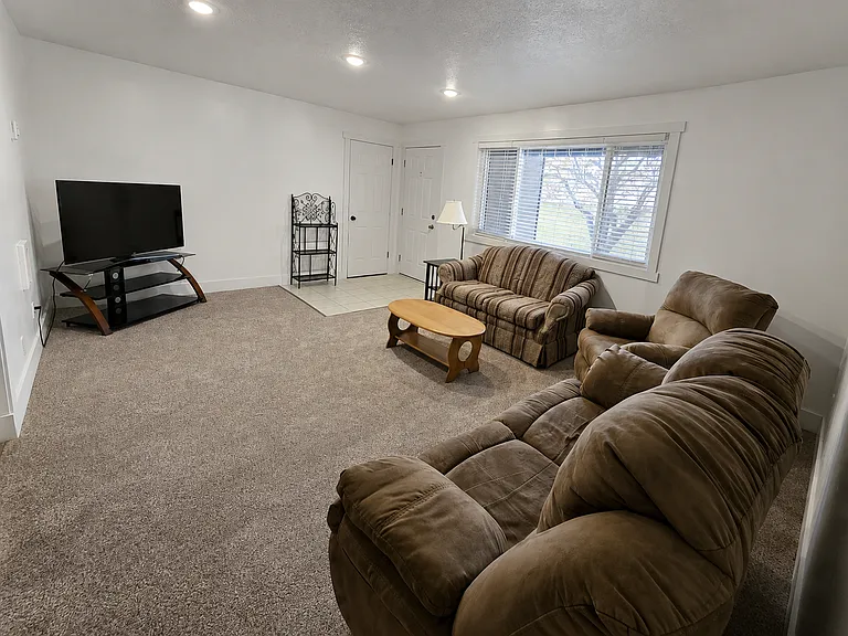 220 N Fanning Ave — Photo 1