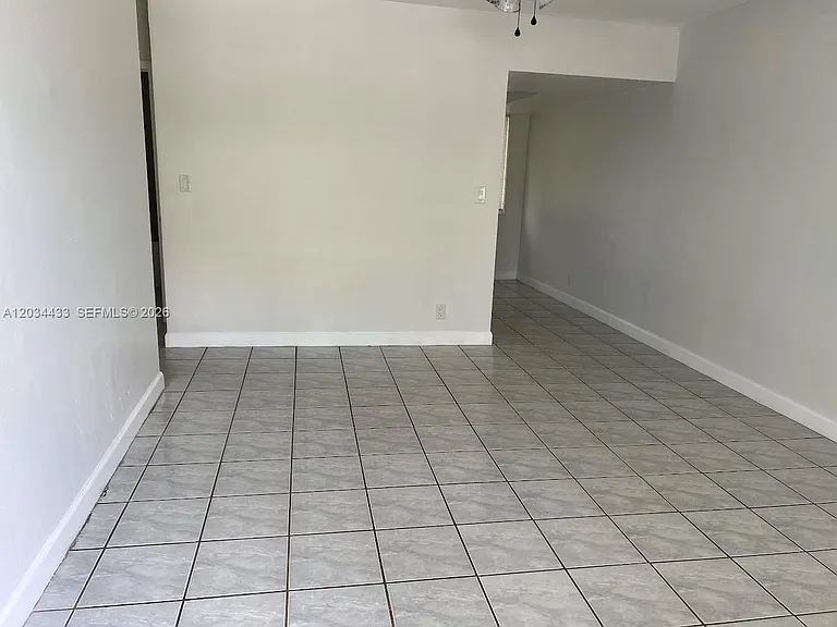 910 N 56th Ave #1 — Photo 3