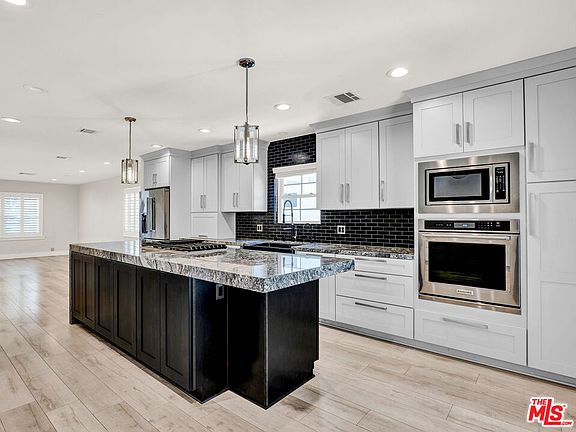 5th image of 520 Irving Dr