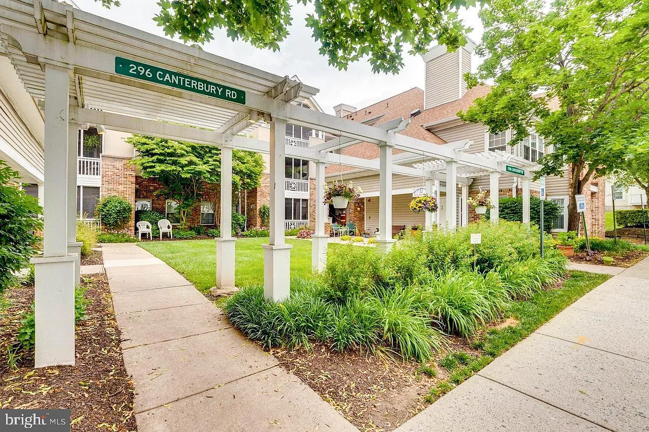 296 Canterbury Rd APT I photo 1