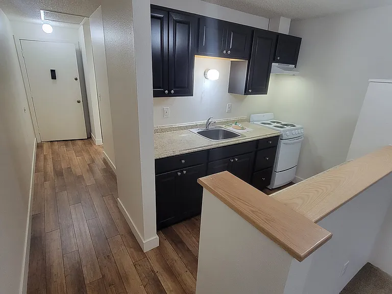 Nob Hill Apartments — Photo 34