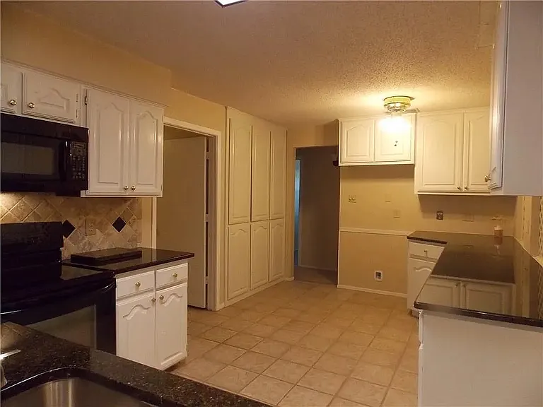 2122 Cedarcrest Dr — Photo 10