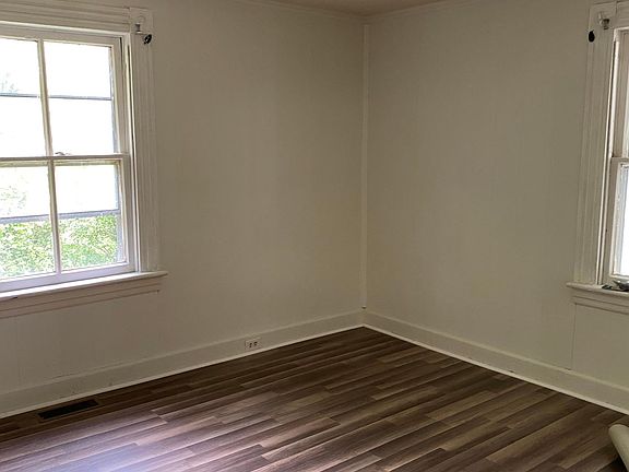 3rd image of 701 Grady St