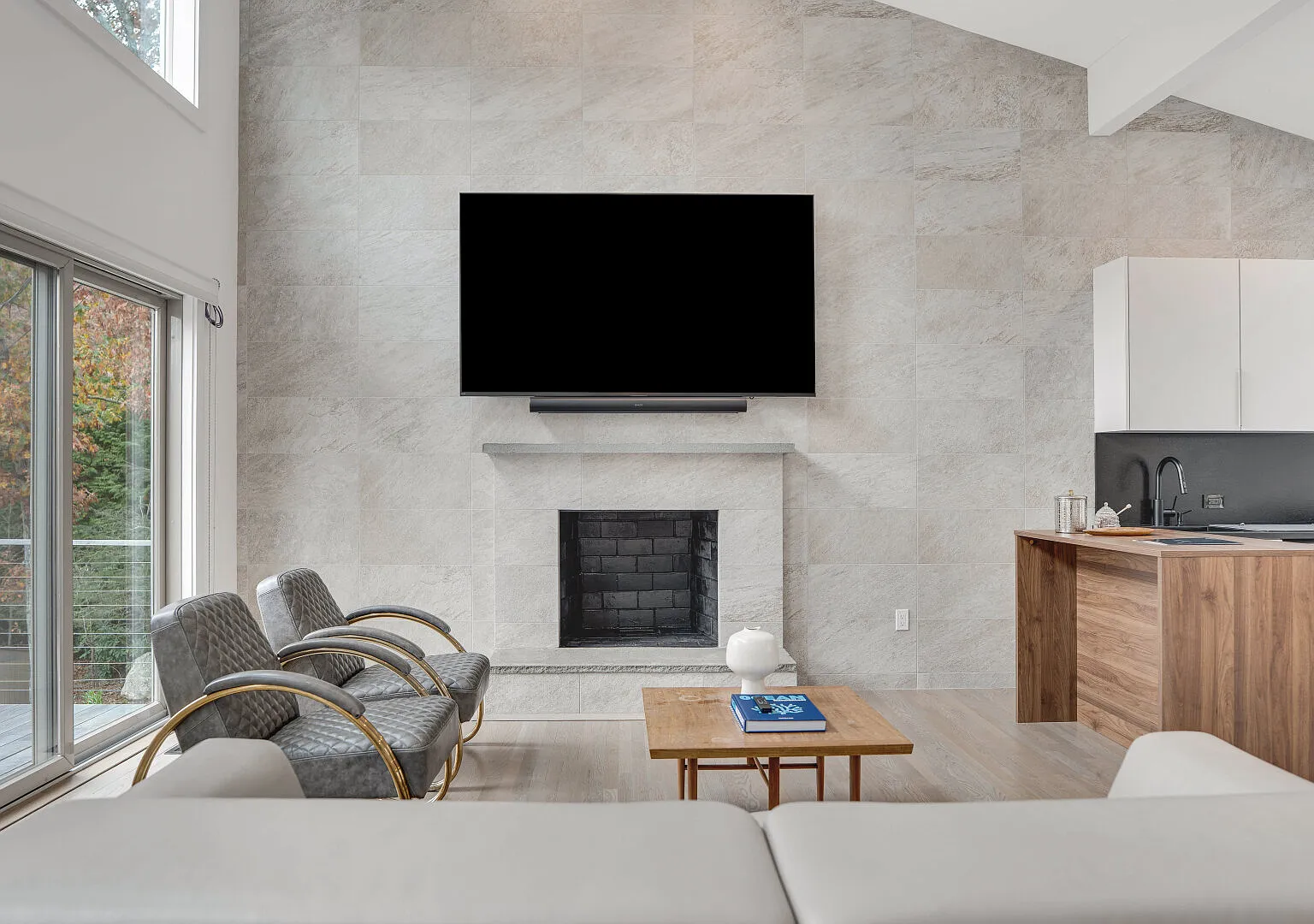 East Hampton Retreat: Heated Pool & Resort-Style Outdoors — Photo 4