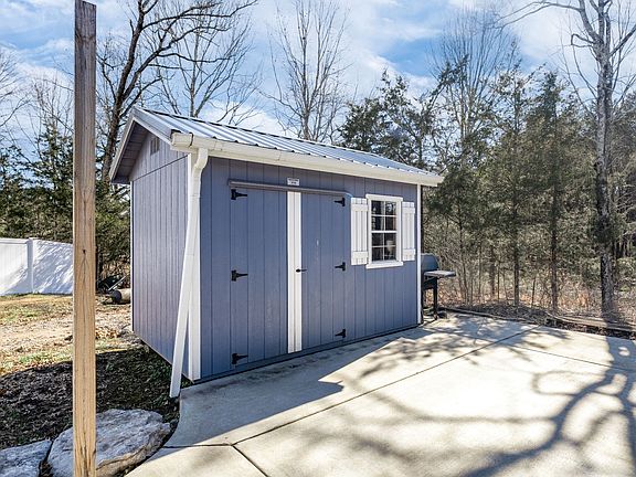 4th image of 401 Lauren Ln
