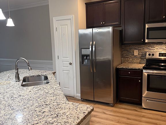 5th image of 3661 Ascott Commons Ln SW