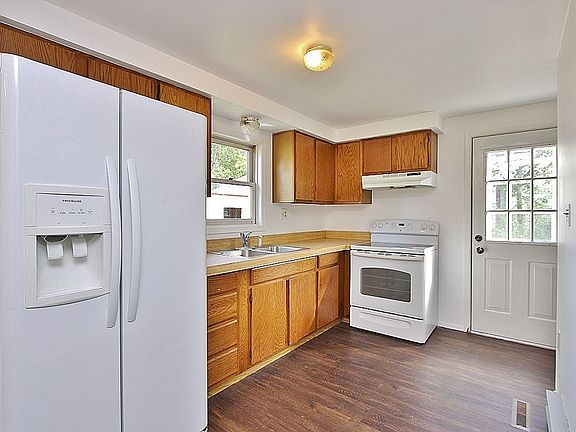 3rd image of 408 Joslen Blvd