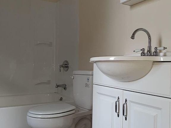 5th image of 920 E Grand Blvd #3
