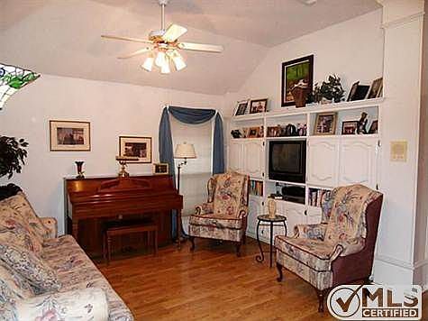 1st image of 607 Amesbury Dr