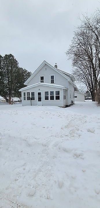 1st image of 424 Balsam St