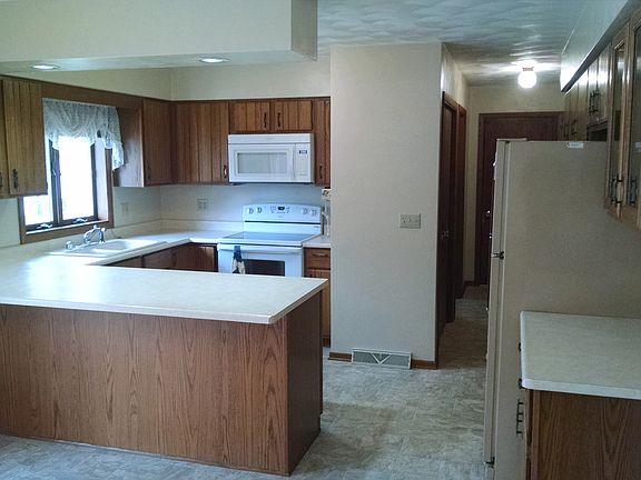 Kitchen - 10'3"x13'4"