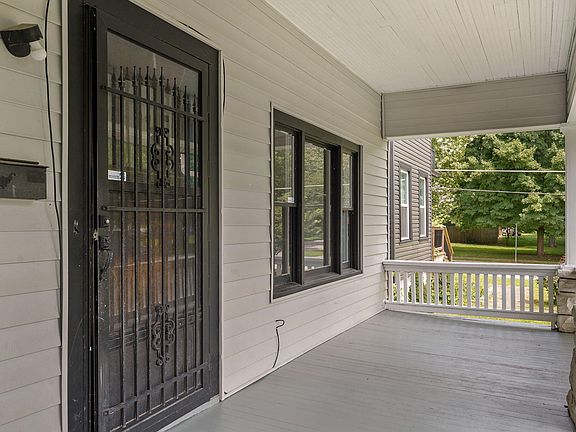 3rd image of 1227 N Clay Avenue