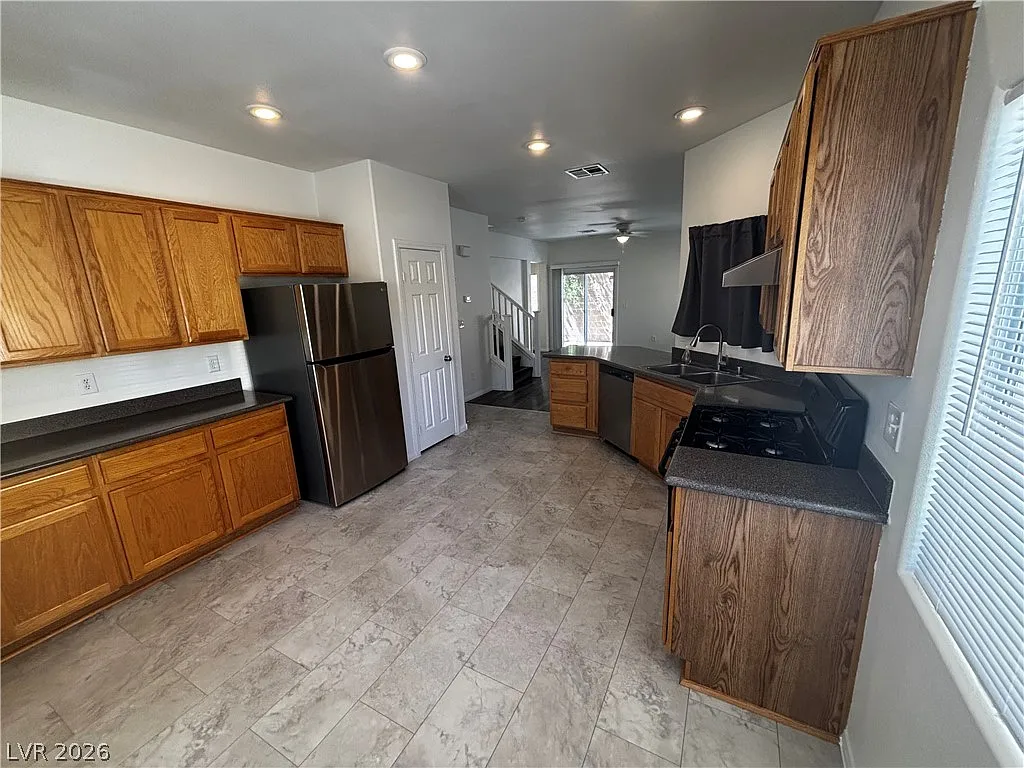 3 bed, 2.5 bath, 1390 sqft, $2,100 — Photo 3