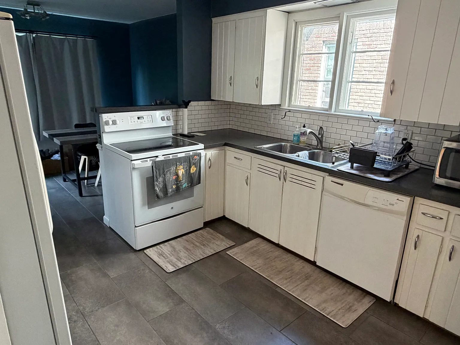 3 bed, 1200 sqft, $1,800 — Photo 2