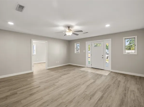 105 S 6th St, Adel, IA 50003