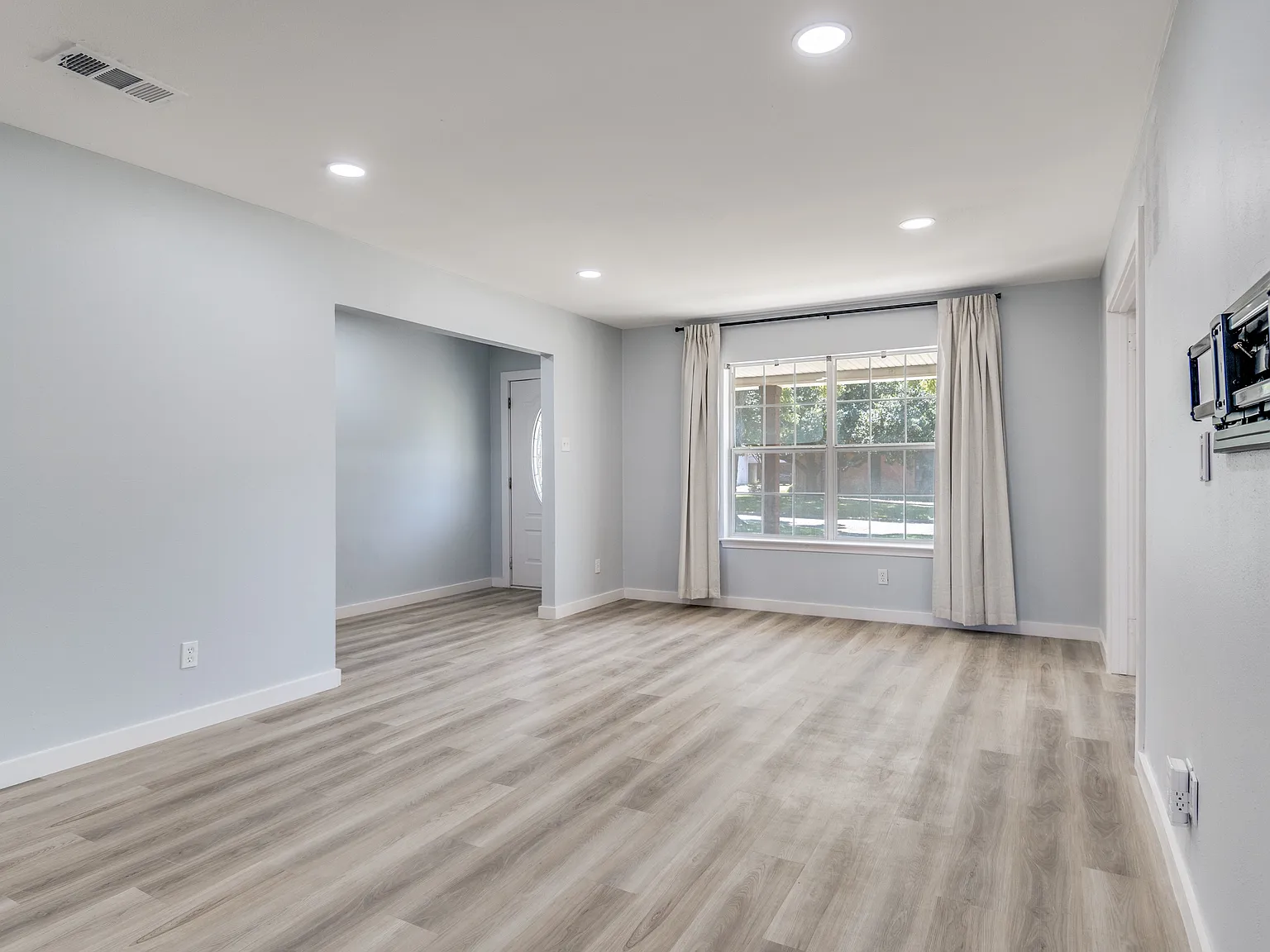 3 bed, 1971 sqft, $3,200 — Photo 3